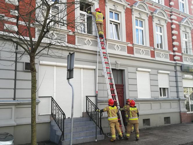 Bydgoszcz. Kobieta z dwójką dzieci była uwięziona w mieszkaniu! Błagała o pomoc [ZDJĘCIA]