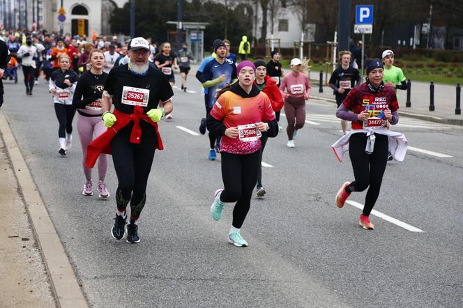 Bieg na Piątkę 2024, Warszawa - zdjęcia. Biegłeś? Szukaj się w galerii!