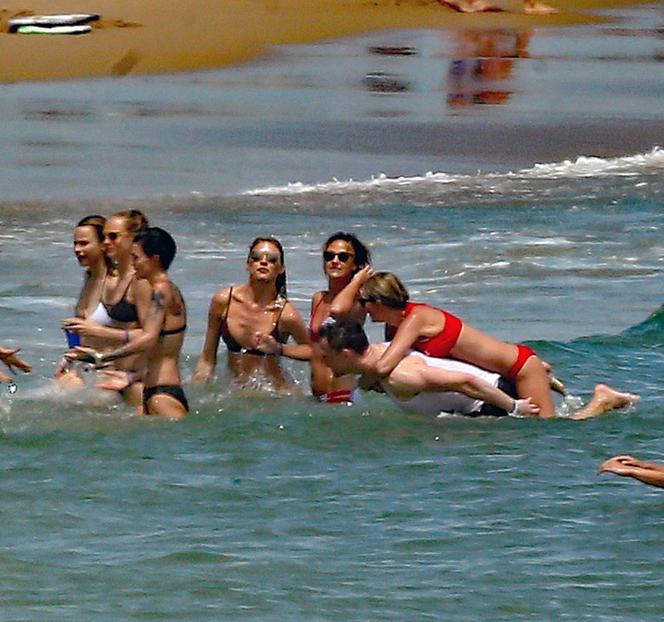 Taylor Swift, Tom Hiddleston, Blake Lively, Ryan Reynolds, Gigi Hadid i inni na plaży