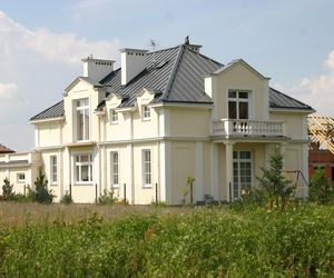 Nowy stylizowany dom, w którym facjaty i facjatki są doskonałym uzupełnieniem bryły retro
