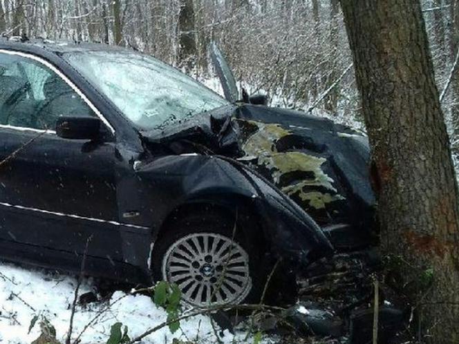 Pijany kierowca BMW uderzył w drzewo