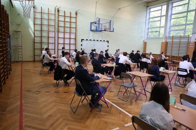 E8 2026: język angielski. Przecieki przed egzaminem z angielskiego. Jakie będą pytania na arkuszu cke?