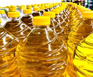 W czym przechowywać olej rzepakowy, żeby nie tracił cennych właściwości. Profesorka wyjaśnia