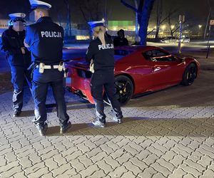 Znany TikToker driftował czerwonym Ferrari. Rozbił auto i uciekł