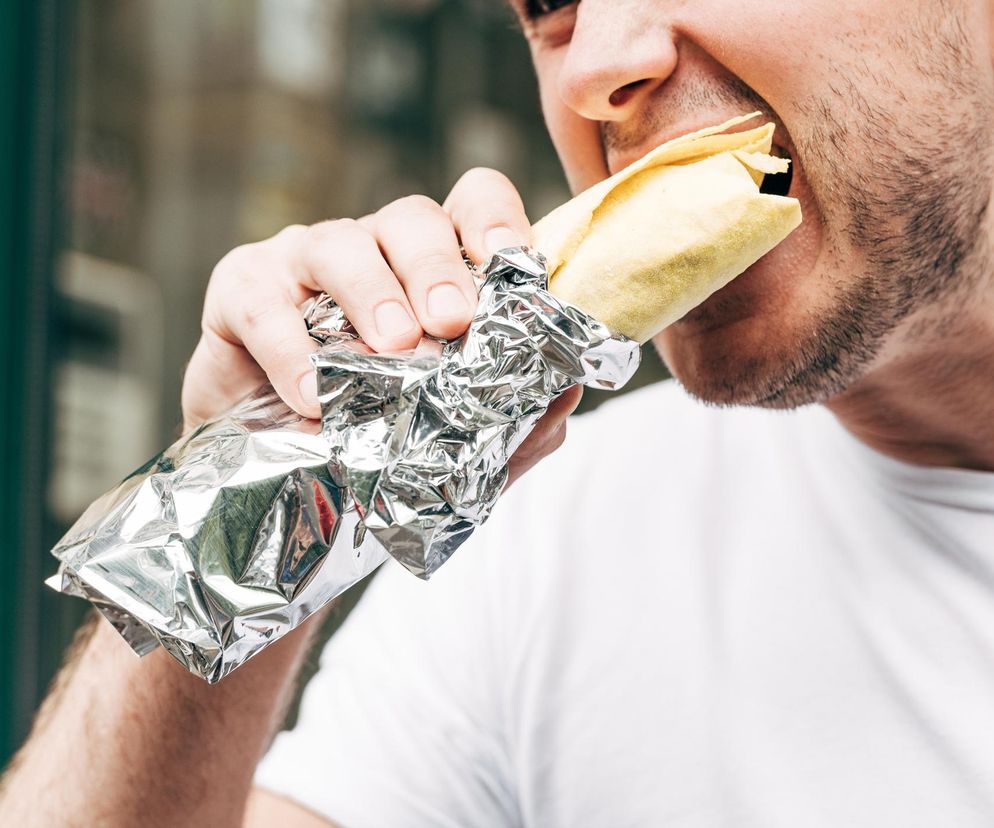 Polacy zjadają 5 mln dziennie, nie mając pojęcia co jest w środku. Prześwietlamy skład kebabów