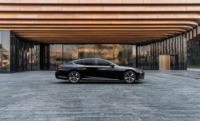 (2021) Lexus LS po liftingu