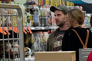 Antek Królikowski z partnerką na zakupach