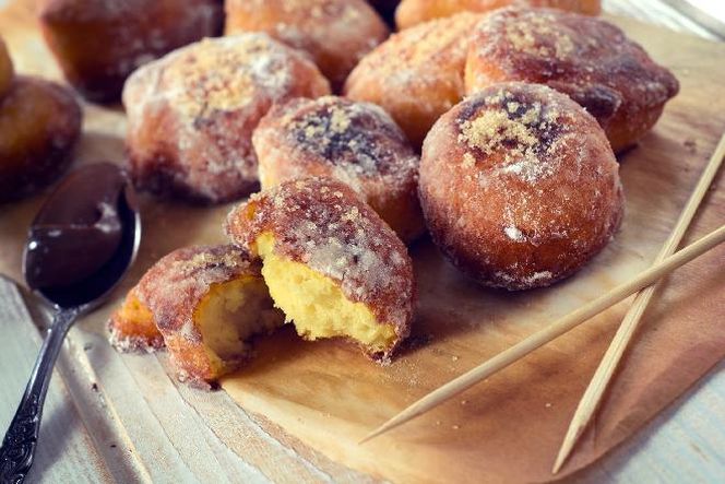 Błyskawiczne pączki z jogurtem greckim: sprawdzony przepis [WIDEO]