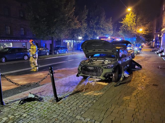 Groźne zdarzenie w Piekarach Śląskich. Rozpędzony samochód wjechał w budynek mieszkalny