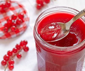 Sekret babcinej spiżarni: galaretka z porzeczek bez gotowania