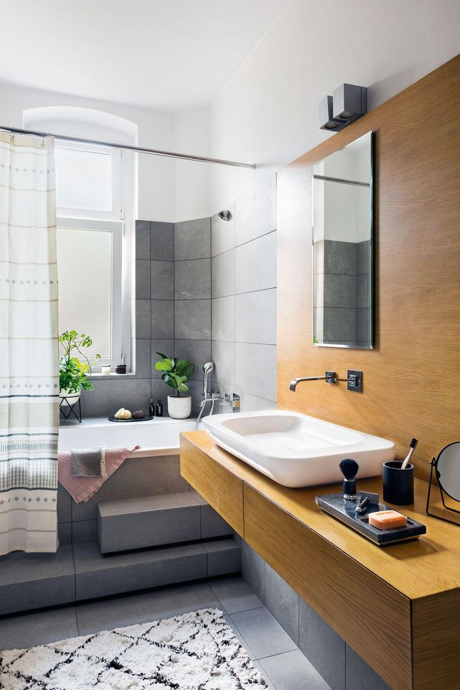 Wnętrza z podestem i podłogą na różnych poziomach