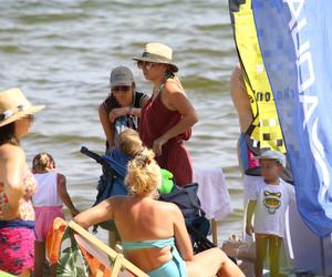 Posłanka Gajewska z dziećmi na plaży