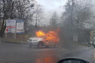 Bielsko-Biała: Samochód stanął w ogniu na środku drogi! Są utrudnienia