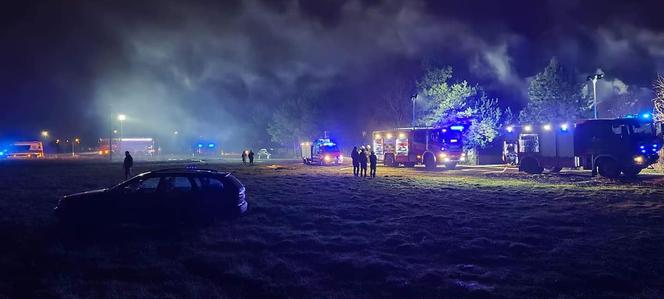 Pożar domu w Nowej Wsi Wielkiej! Na miejscu 7 zastępów straży pożarnej [ZDJĘCIA]