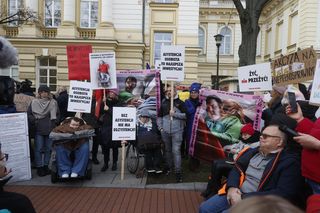 Protest osób z niepełnosprawnościami pod Kancelarią Premiera