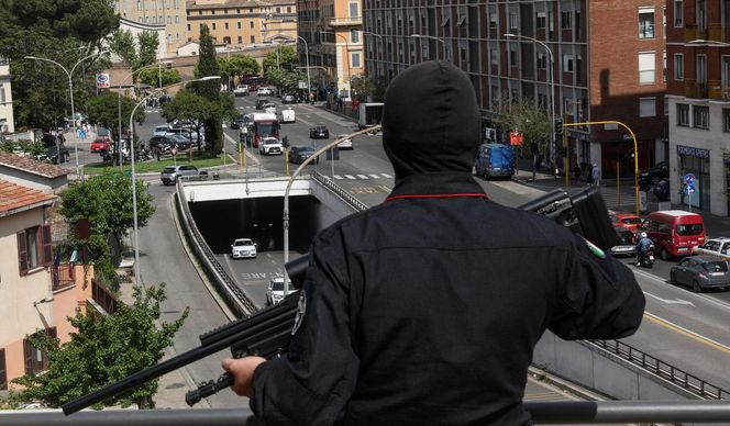 Snajperzy na dachach w Watykanie. "Nadzwyczajne środki"