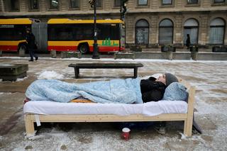 Młody mężczyzna leżał na ośnieżonym łóżku w centrum Warszawy. To nietypowy manifest