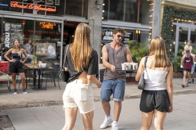 Tak Mikołaj Roznerski bawi się w centrum Warszawy. Prawdziwe z niego "ciacho"!