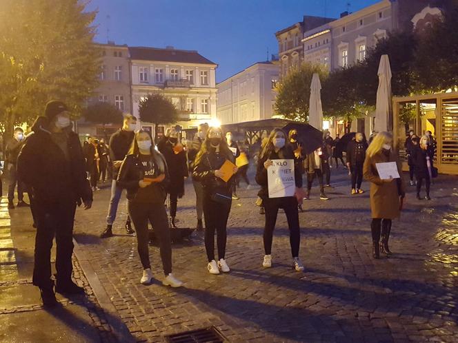 Znicze, wieszaki, transparenty. Protest "Piekło kobiet" w Lesznie
