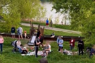 Zobaczcie tylko, co oni robią! Nagranie znad Wisły niesie się po sieci. Chwile grozy podczas rodzinnego pikniku