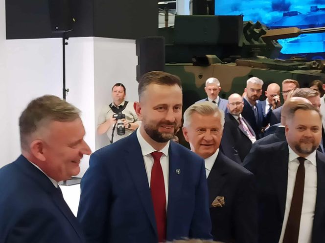 Wicepremier Władysław Kosiniak-Kamysz zwiedzający stoiska na MSPO