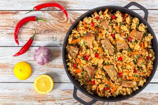Ryż z mięsem i warzywami - przepis na danie jednogarnkowe