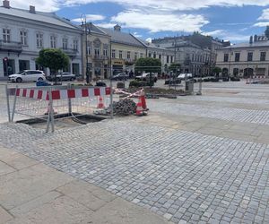 Tajemnicze wykopy pojawiły się na miejskim rynku.  Już wiadomo co się dzieje!