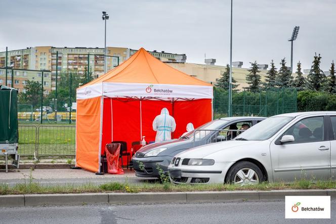 Bełchatowianie przeszli kolejne testy na koronawirusa w punkcie drive-thru 