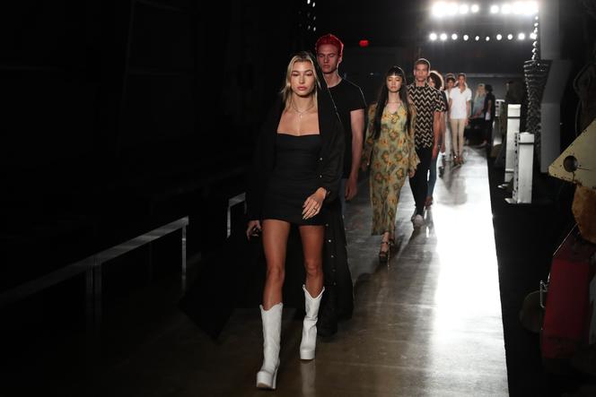 Hailey Baldwin na wybiegu - pokaz Moschino