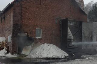 Podczas gaszenia pożaru zawaliła się ściana. Czterech strażaków rannych! 