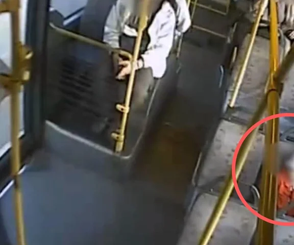Czterolatek jechał sam autobusem. Zobacz, co zrobił kierowca