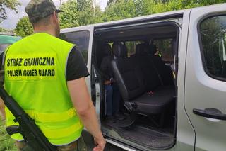 Łotysz przewoził 13 nielegalnych migrantów. Wpadł na granicy w gminie Gołdap
