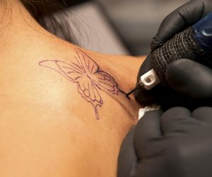 Ten piękny tatuaż staje się coraz popularniejszy wśród osób w średnim wieku. Motyl wyjawia niesamowitą prawdę o człowieku. Co dokładnie oznacza tatuaż motyl? 