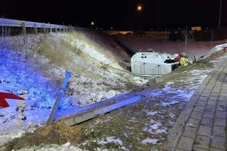 Bus w rowie na S5 niedaleko Rawicza. Strażacy wydostali kierowcę