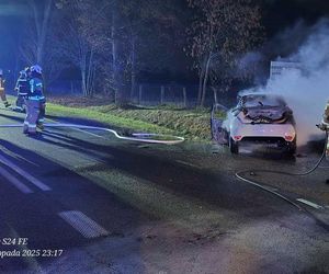 Na DK 63 auto stanęło w płomieniach po zderzeniu z innym samochodem