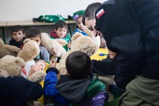 Premier Morawiecki przywiózł dzieciom nadzieję