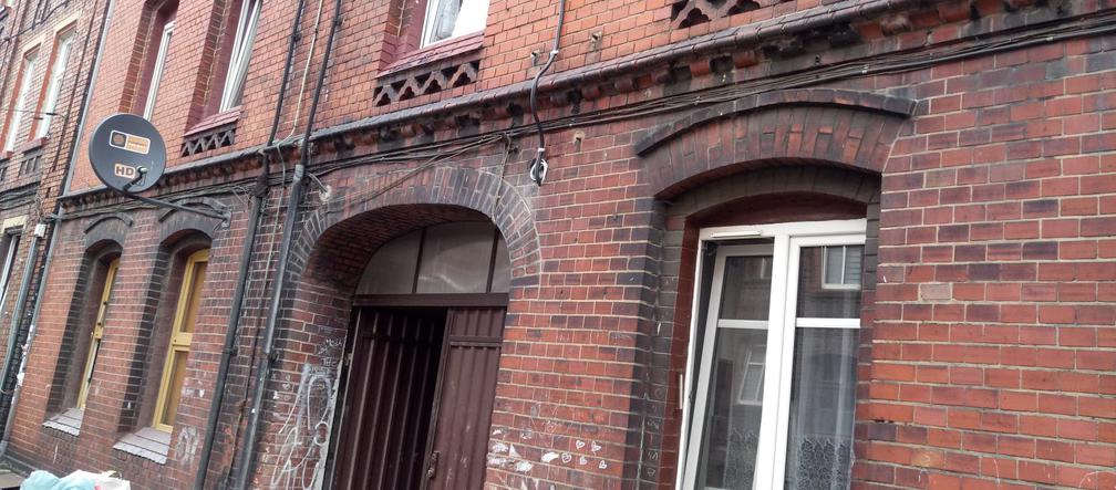 Mieszkańcy tej kamienicy muszą być wyjątkowo czujni