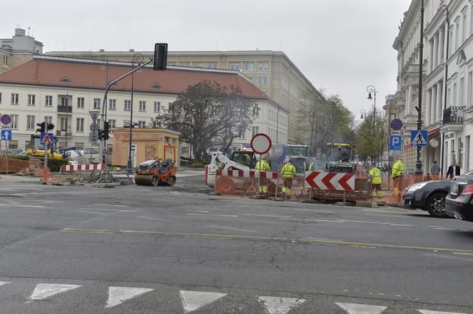 Plac podzielił warszawiaków! Drogie drzewa, usuwanie parkingów i chaotyczna organizacja ruchu to dopiero początek!