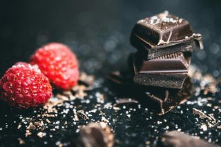 Czekolada z bezą i malinami domowej roboty to hit TikToka. Przepis jest banalny