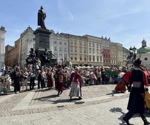 Polonez wiosenny na Rynku Głównym w Krakowie