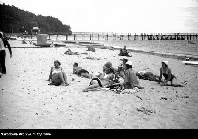 Jak dawniej wyglądało plażowanie? Te zdjęcia to prawdziwe perełki! [GALERIA]