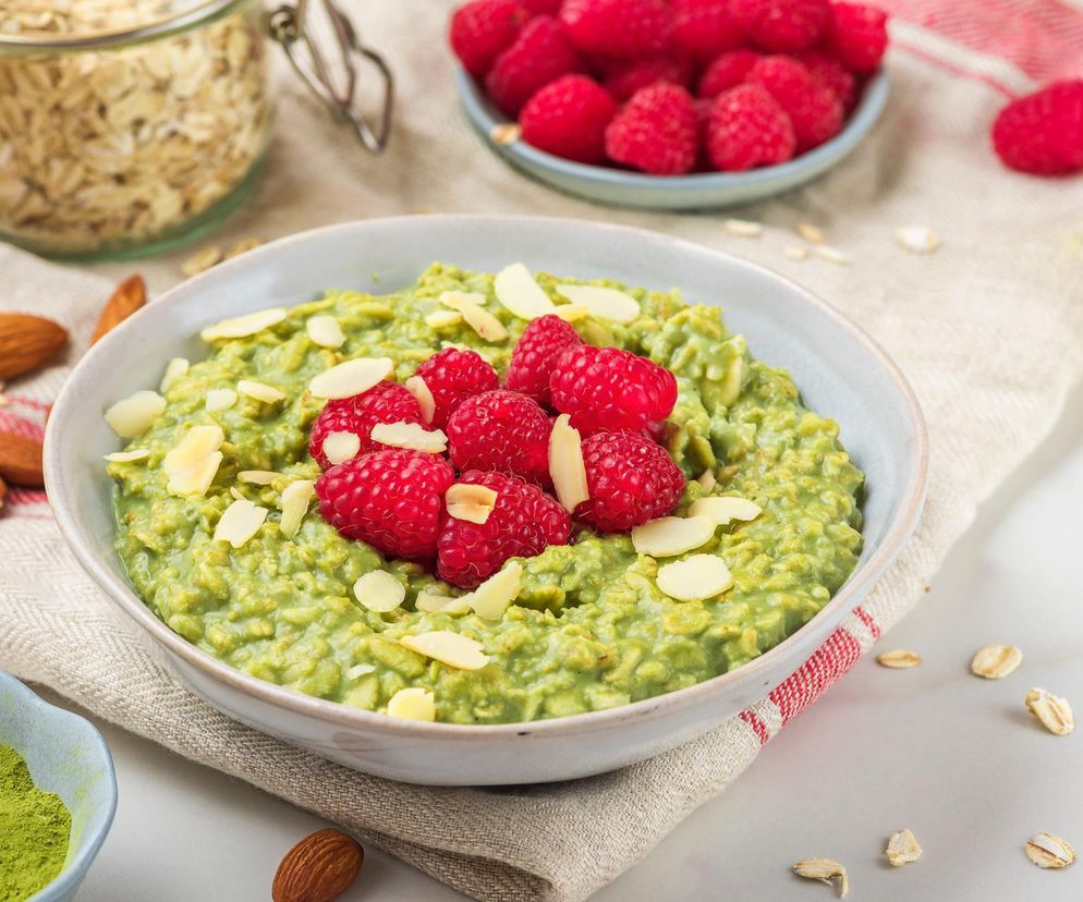 Ta zielona owsianka jest dobra na odchudzanie. Pyszne śniadanie bez grama cukru