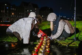 Gdańsk. Rocznica śmierci Pawła Adamowicza. Na pl. Solidarności zapłonęło Wielkie Serce [ZDJĘCIA]. 