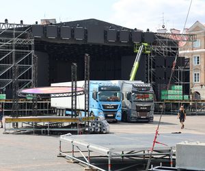 Przed sobotnim koncertem trwa budowa sceny na pl. Zamkowym w Lublinie