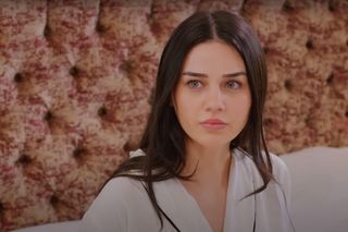 Yildiz wparuje do sypialni Bahar i Kuzeya, by pokazać prawnikowi filmik Alpera.