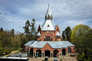 Kaplica na największym cmentarzu w Polsce ma już nowy dach