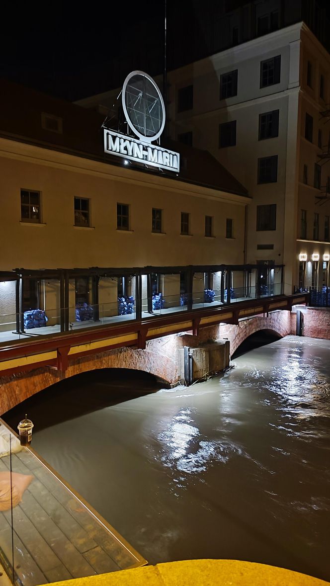 Walka o wrocławskie osiedla nad Odrą i Oławą. Mieszkańcy do późnych godzin nocnych ratowali dobytek