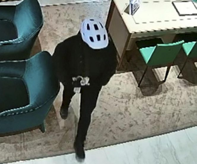 W 1,5 minuty zrabowali zegarki warte 2 miliony. Nagranie z zuchwałego skoku na jubilera w Galerii Mokotów