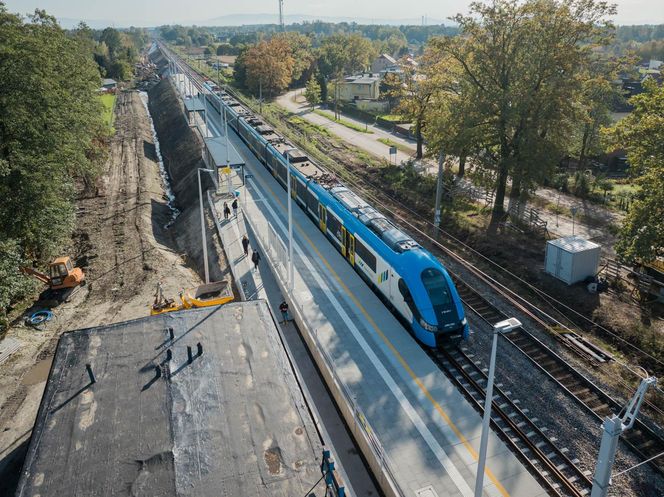 Nowy peron na przystanku kolejowym Piasek 