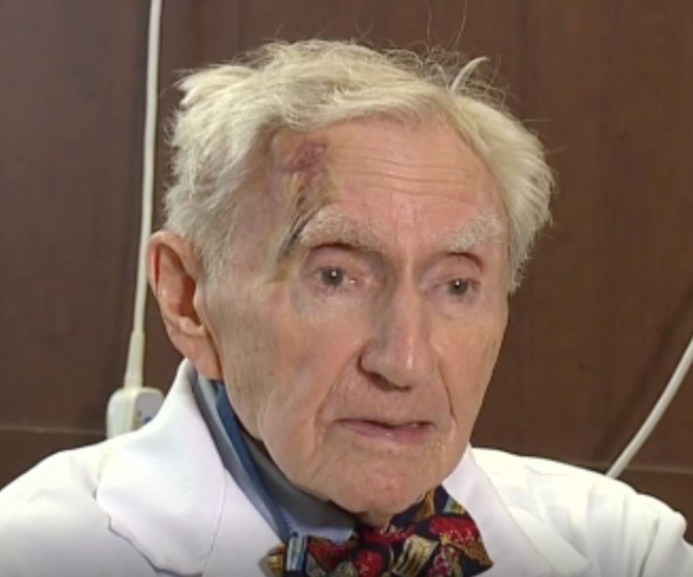 Ma 100 lat i nadal pracuje jako lekarz. Zdradza przepis na długie życie